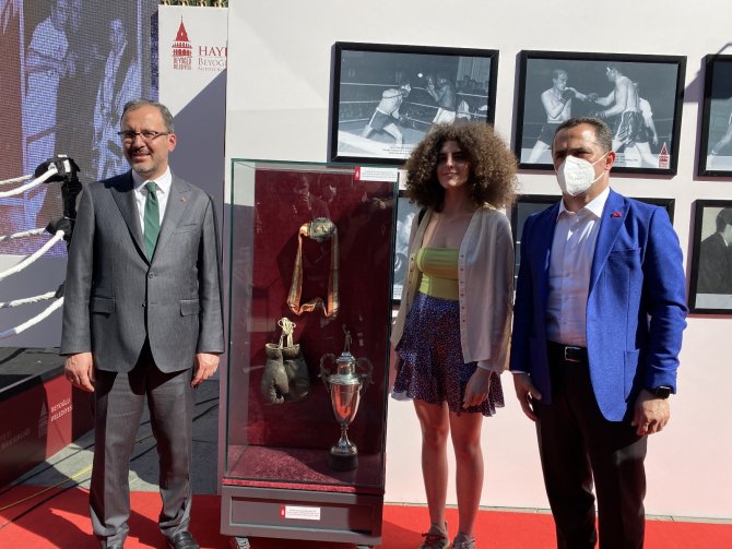 Bakan Kasapoğlu, Başkonsoloslarla “Altın Kalpli Eldiven” Sergisini Gezdi