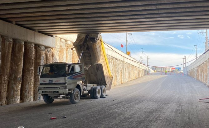 Damperi Açık Unutulan Kamyon Köprüye Çarptı: 2 Yaralı