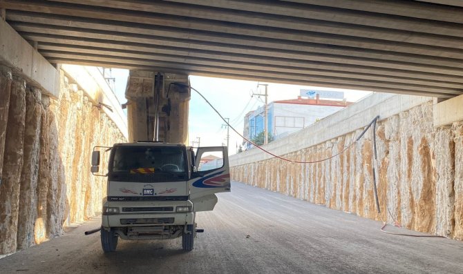 Damperi Açık Unutulan Kamyon Köprüye Çarptı: 2 Yaralı