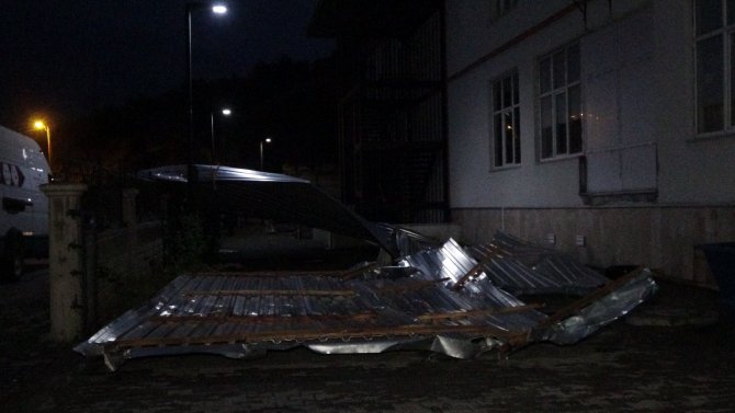 Bingöl’de Fırtına Atölyenin Çatısını Uçurdu