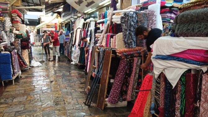 Yaz Yağmuru Tarihi Kemeraltı Çarşısı’nı Göle Çevirdi