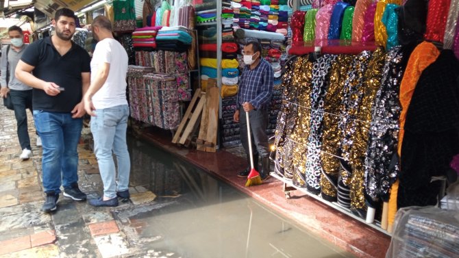 Yaz Yağmuru Tarihi Kemeraltı Çarşısı’nı Göle Çevirdi