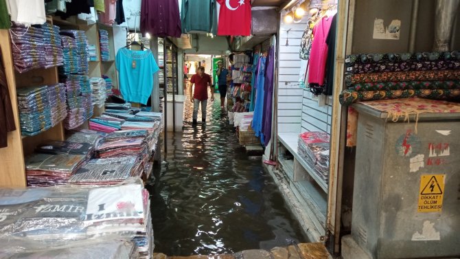 Yaz Yağmuru Tarihi Kemeraltı Çarşısı’nı Göle Çevirdi