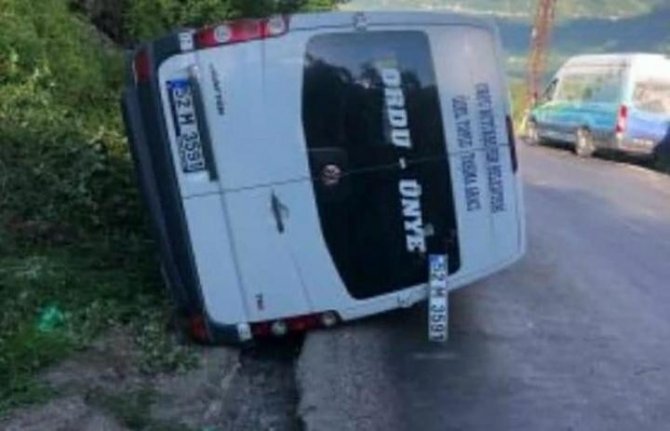 Yaylaya Çıkan Tur Minibüsü Devrildi: 15 Yaralı