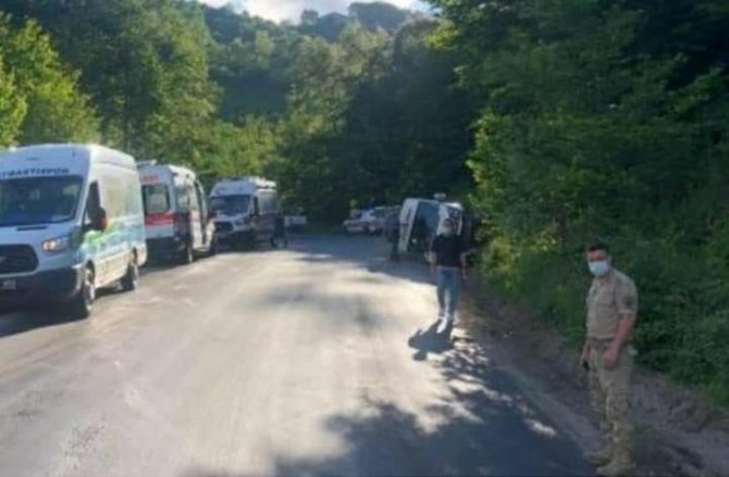 Yaylaya Çıkan Tur Minibüsü Devrildi: 15 Yaralı