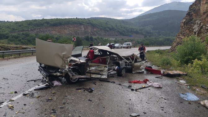 Piknik Dönüşü Feci Kaza, Otomobil Kağıt Gibi Parçalandı: 1 Ölü, 2 Yaralı