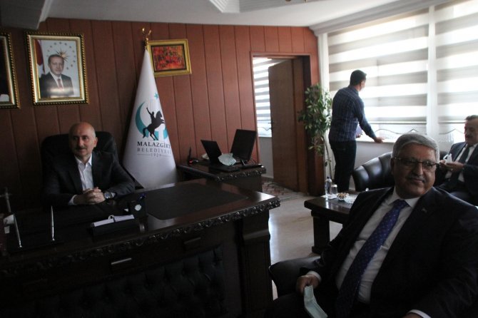 Ulaştırma Bakanı Karaismailoğlu, Malazgirt’i Ziyaret Etti