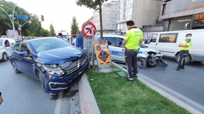 Sultangazi’de Polis Aracı İle Otomobil Çarpıştı: 1’i Polis 2 Yaralı