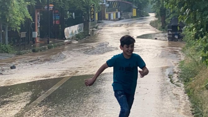 Bursa’da Sağanak Yağış Hayatı Felç Etti