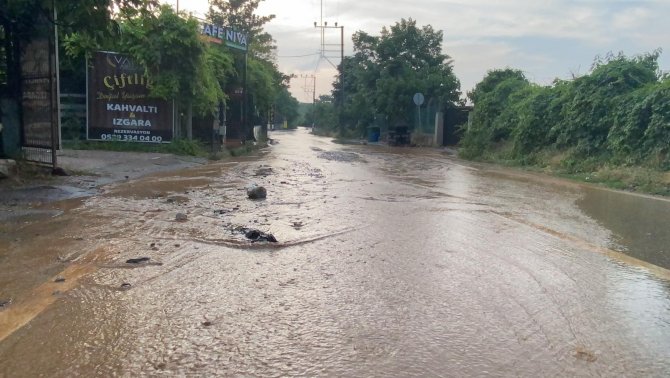 Bursa’da Sağanak Yağış Hayatı Felç Etti