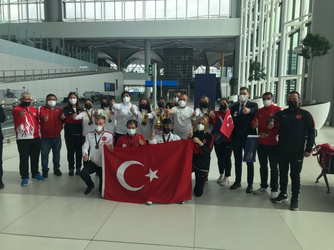 Dünya Şampiyonu Milli Sporcular, 17 Madalyayla Yurda Döndü