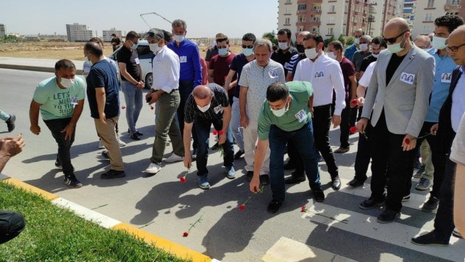 Memur-sen Heyeti Nusaybin’de 2 Öğretmenin Hayatını Kaybettiği Kaza Yerine Karanfil Bıraktı