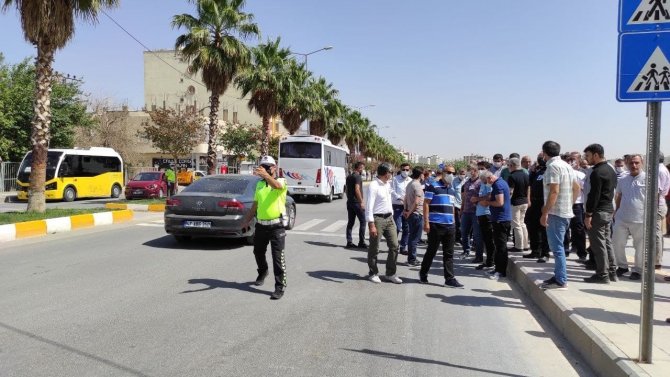 Memur-sen Heyeti Nusaybin’de 2 Öğretmenin Hayatını Kaybettiği Kaza Yerine Karanfil Bıraktı