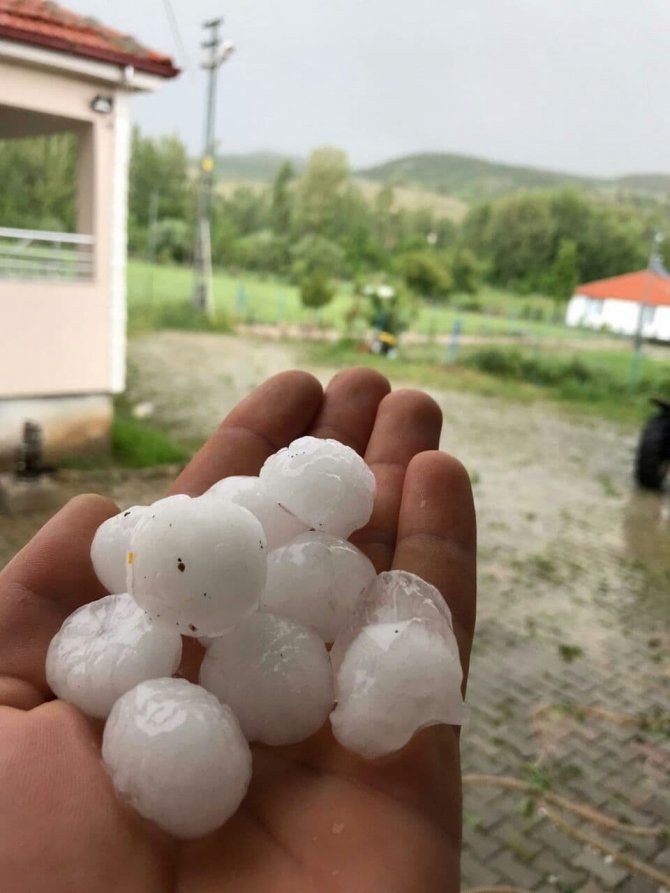 Tokat’a Ceviz Büyüklüğünde Dolu Yağdı