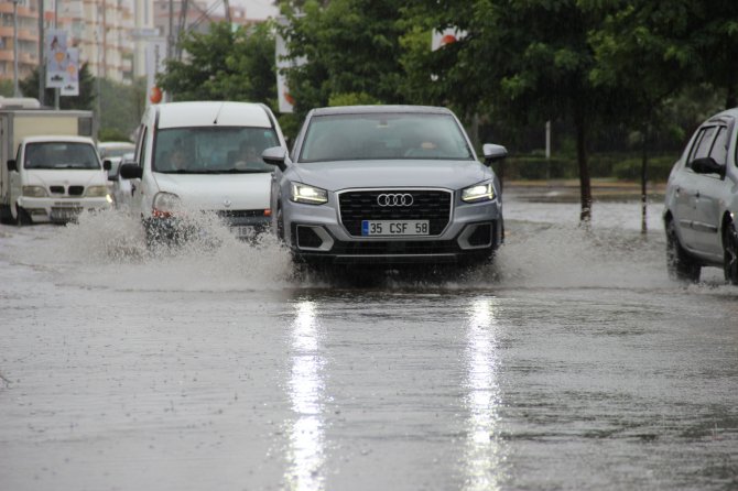 10 Dakikalık Yağmurda Sel Meydana Geldi, Vatandaşlar Büyükşehir Belediyesi’ne İsyan Etti