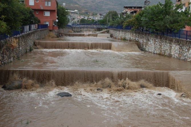 10 Dakikalık Yağmurda Sel Meydana Geldi, Vatandaşlar Büyükşehir Belediyesi’ne İsyan Etti