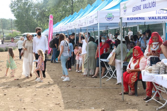 Lavanta Tarlasında Fotoğraf Tutkusu Yağmur Dinlemedi