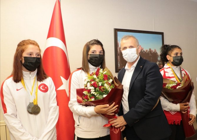 Samsun’un Dünya Şampiyonları Çiçekle Karşılandı
