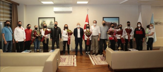 Samsun’un Dünya Şampiyonları Çiçekle Karşılandı