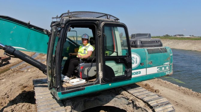 Dsi̇’nin Ağır İş Makineleri Kadın Formene Emanet