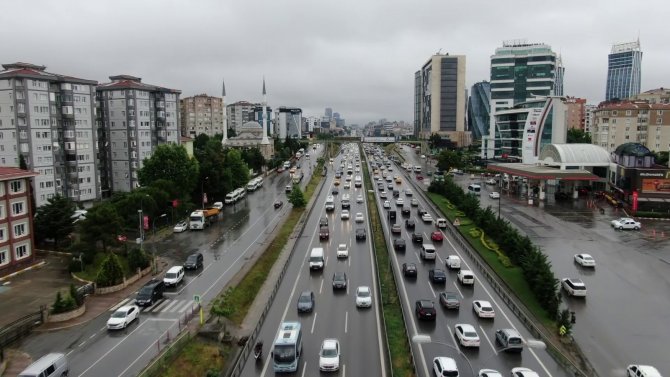 Anadolu Yakasında Sağanak Yağış Trafiğe Neden Oluyor