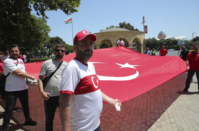Cumhurbaşkanı Erdoğan, Bakü’de Türk Taraftarları Selamladı