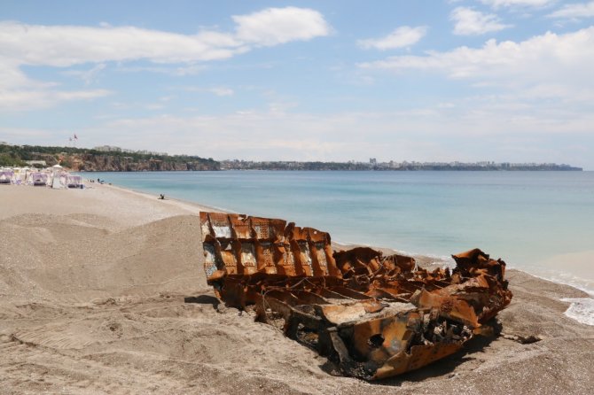 Dünyaca Ünlü Plajdaki 83 Yıllık Batık Gemi Karaya Çıkarıldı