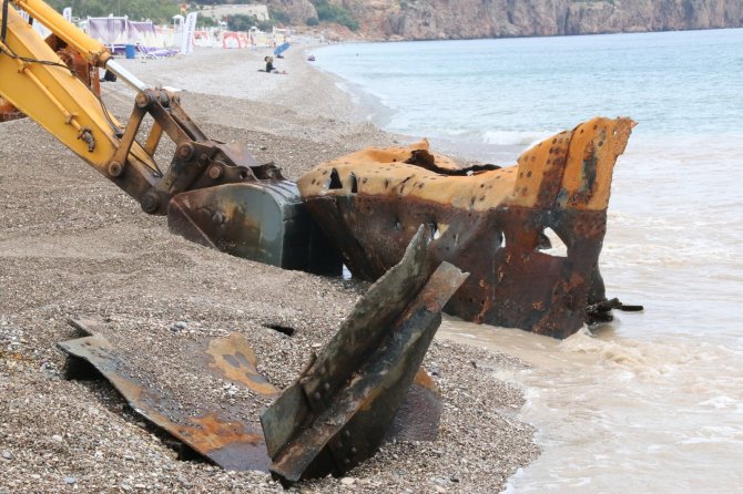Dünyaca Ünlü Plajdaki 83 Yıllık Batık Gemi Karaya Çıkarıldı