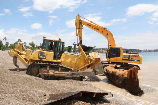 Dünyaca Ünlü Plajdaki 83 Yıllık Batık Gemi Karaya Çıkarıldı