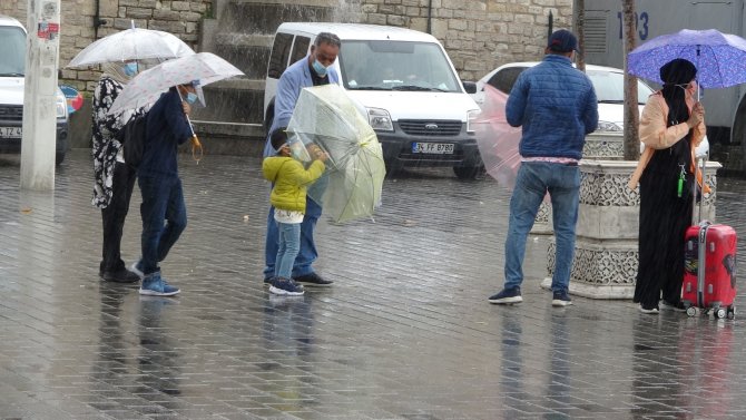 Taksim’de Etkili Olan Sağanak Yağmur Ve Rüzgar Vatandaşlara Zor Anlar Yaşattı