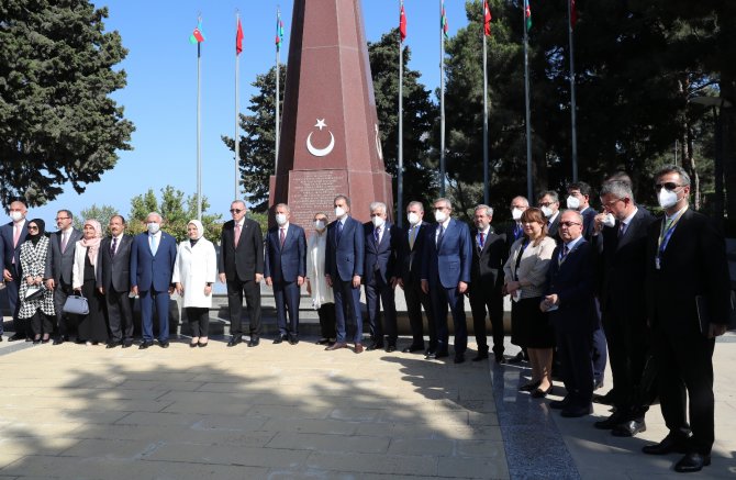 Cumhurbaşkanı Erdoğan, Bakü’de Türk Şehitliğini Ziyaret Etti