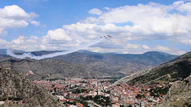 Milli Savunma Bakanlığı, Amasya’daki Türk Yıldızları Gösterisinin Görüntülerini Paylaştı