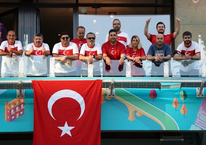 Bakü’de Tribünler Tek Yürek