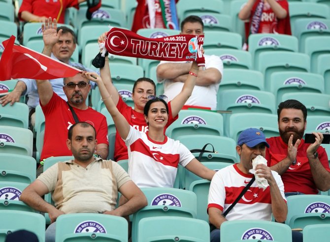 Bakü’de Tribünler Tek Yürek