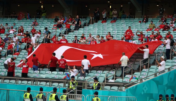 Bakü’de Tribünler Tek Yürek