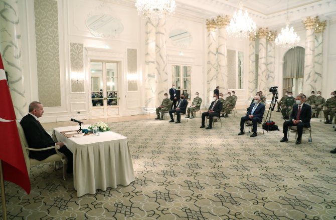 Cumhurbaşkanı Erdoğan, Azerbaycan Görev Grubu’ndaki Askerlerle Bir Araya Geldi