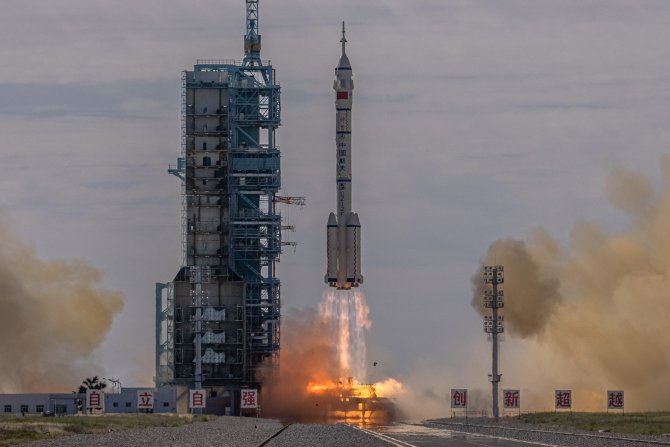 Çin, Yeni Uzay İstasyonunda Görev Alacak İlk Mürettebatı Taşıyan Shenzhou-12’yi Başarıyla Fırlattı