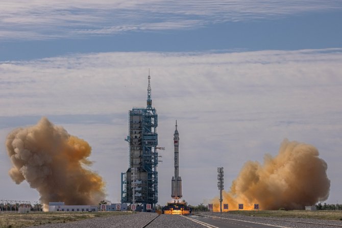 Çin, Yeni Uzay İstasyonunda Görev Alacak İlk Mürettebatı Taşıyan Shenzhou-12’yi Başarıyla Fırlattı