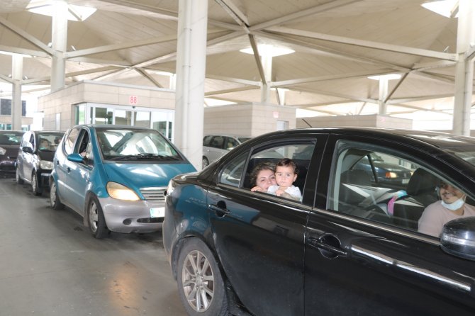 Gurbetçiler Kapıkule Sınır Kapısından Ülkeye Giriş Yapmanın Heyecanını Yaşadı