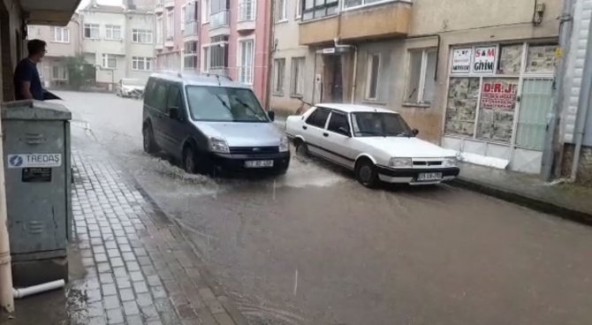 Kırklareli’nde Aniden Bastıran Yağmur Hayatı Olumsuz Etkiledi