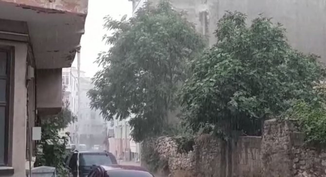 Kırklareli’nde Aniden Bastıran Yağmur Hayatı Olumsuz Etkiledi
