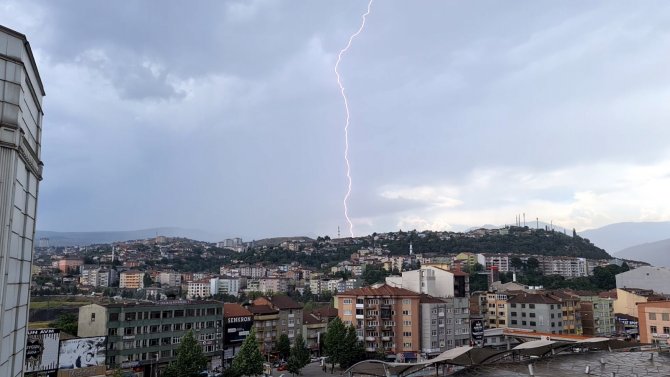 Önce Şimşekler Çaktı Ardından Dolu Yağışı Etkili Oldu