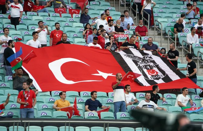 Bakü’de Tribünler Yine Türk Bayraklarıyla Doldu