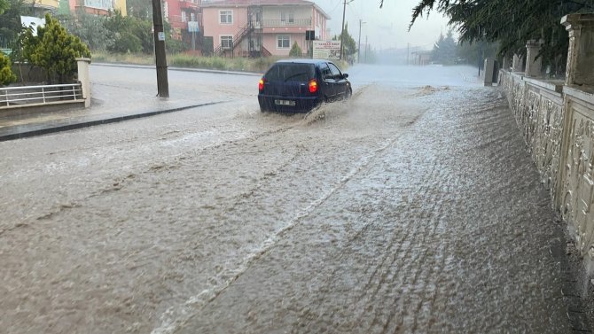 Başkent’te Sağanak Yağış Sonrası Meydana Gelen Sel Hayatı Olumsuz Etkiledi