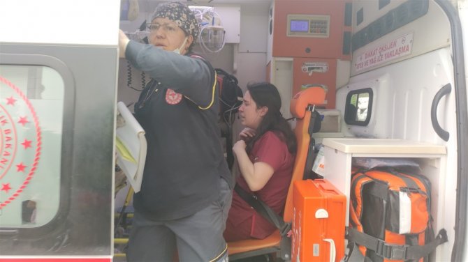 Ambulans Kavşakta Otomobille Çarpıştı: 4 Yaralı