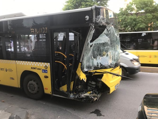 Bağcılar’da Belediye Otobüsü Park Halindeki Servis Araçlarına Çarptı: 4 Yaralı