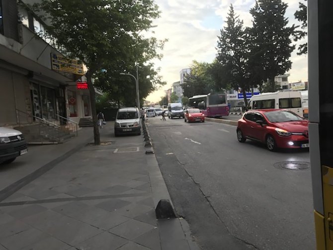 Bağcılar’da Belediye Otobüsü Park Halindeki Servis Araçlarına Çarptı: 4 Yaralı