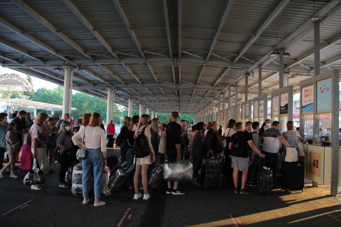 Turizm Kenti Antalya’ya Rus Turist Akını Başladı