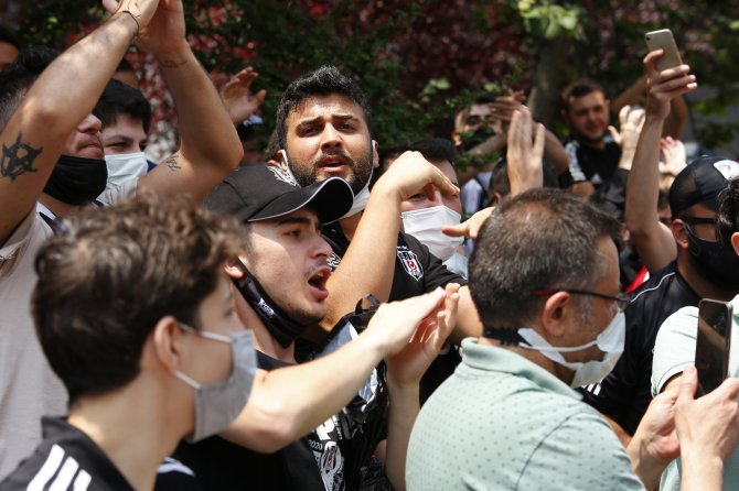 Beşiktaş Taraftarları Sergen Yalçın’ın Evinin Önünde Toplandı