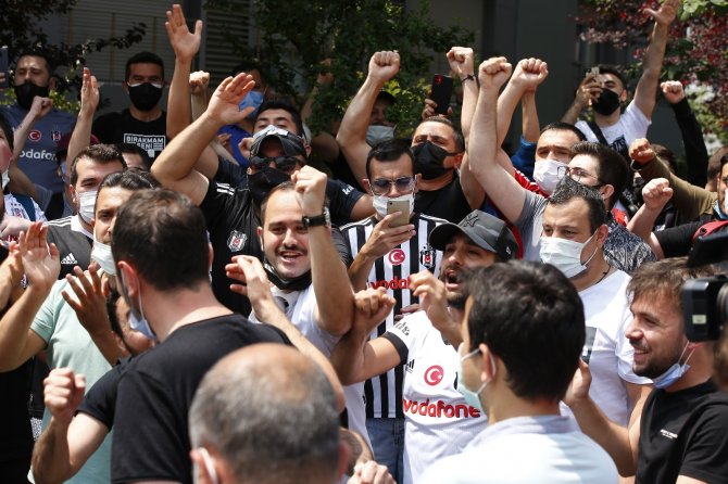 Beşiktaş Taraftarları Sergen Yalçın’ın Evinin Önünde Toplandı